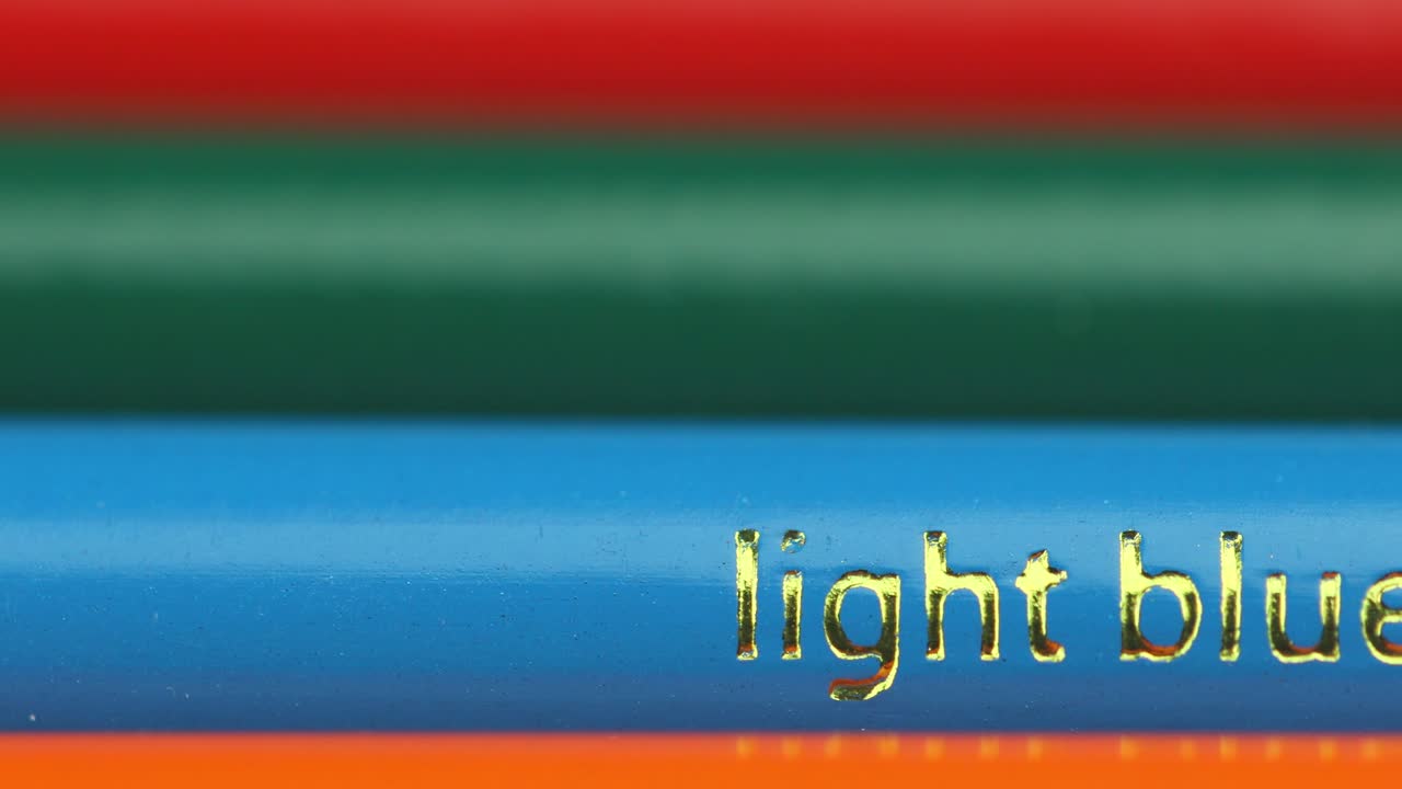 밝은 파란색 연필에 초점을 맞춘 다채로운 연필 본체 - 클로즈업, 패닝