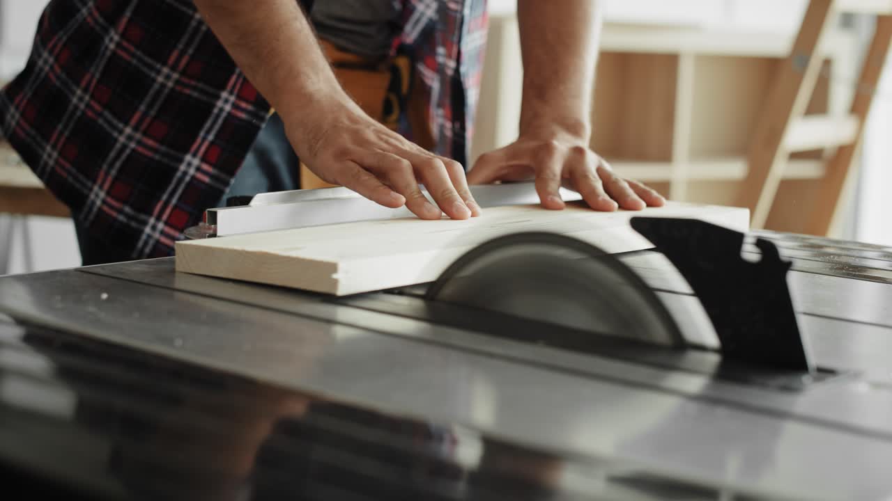 video de seguimiento de carpintero comenzando una sierra circular