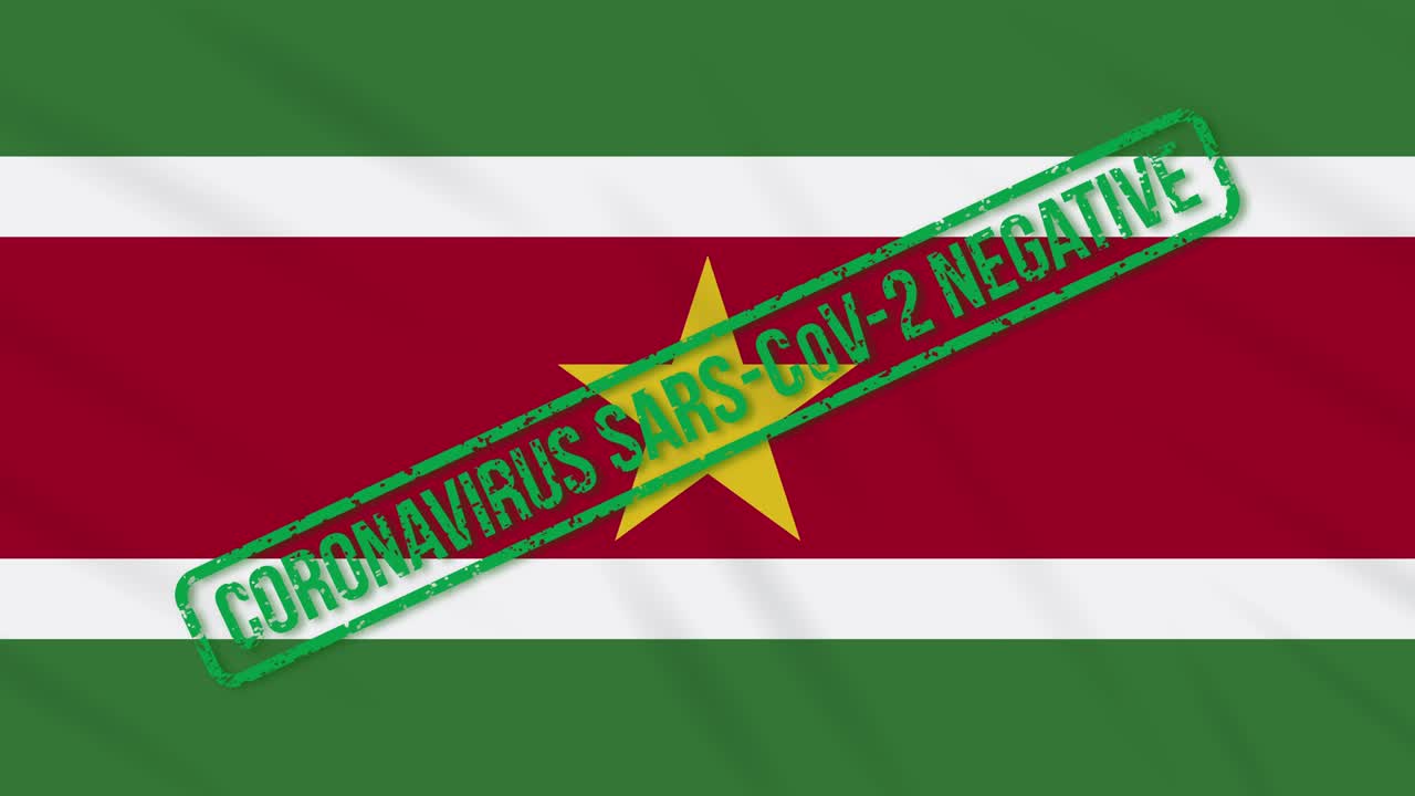 suriname balanceando la bandera con el sello verde de la libertad del coronavirus, bucle