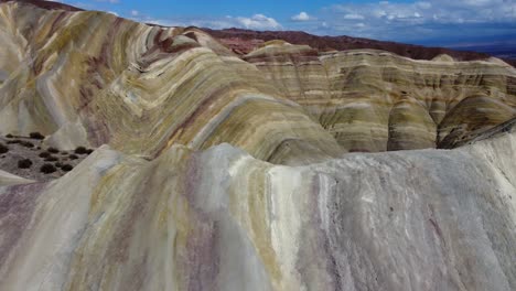 órbitas-Aéreas-Montaña-De-Siete-Colores-En-Argentina,-Estratos-Dramáticos