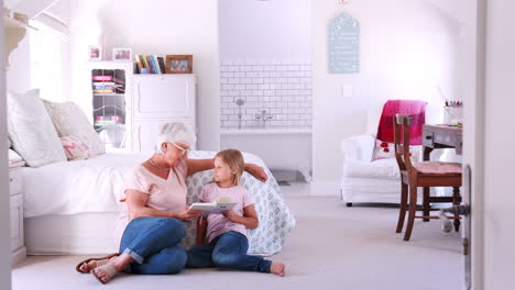 Großmutter-Liest-Mit-Ihrer-Enkelin-In-Ihrem-Schlafzimmer-Ein-Buch