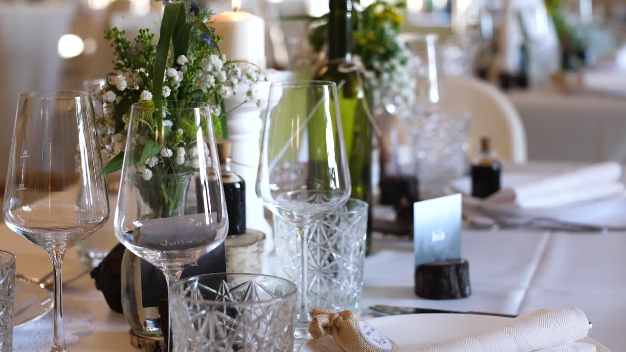 Smukt bryllupsbord med vinglas og blomster