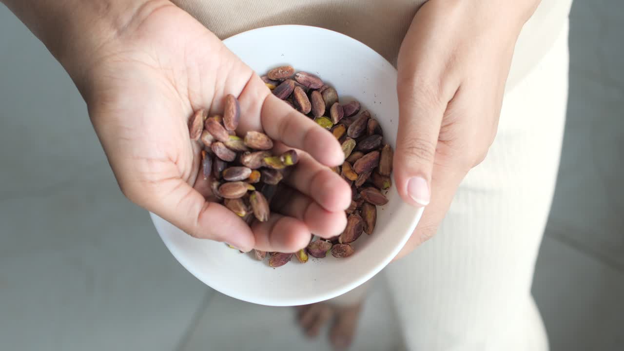 피스타치오의 그을 들고 있는 여자