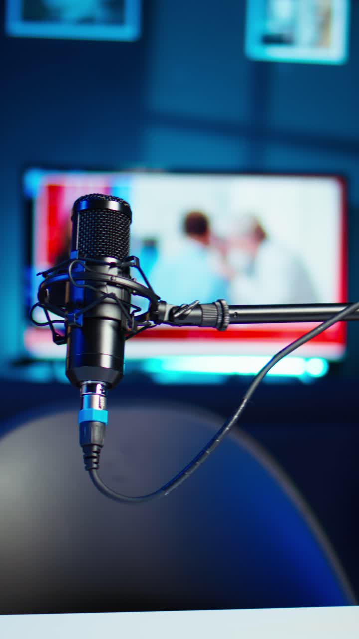 Panoramisk optagelse af vertikal video af mikrofon til indholdsoprettelse i lejlighed