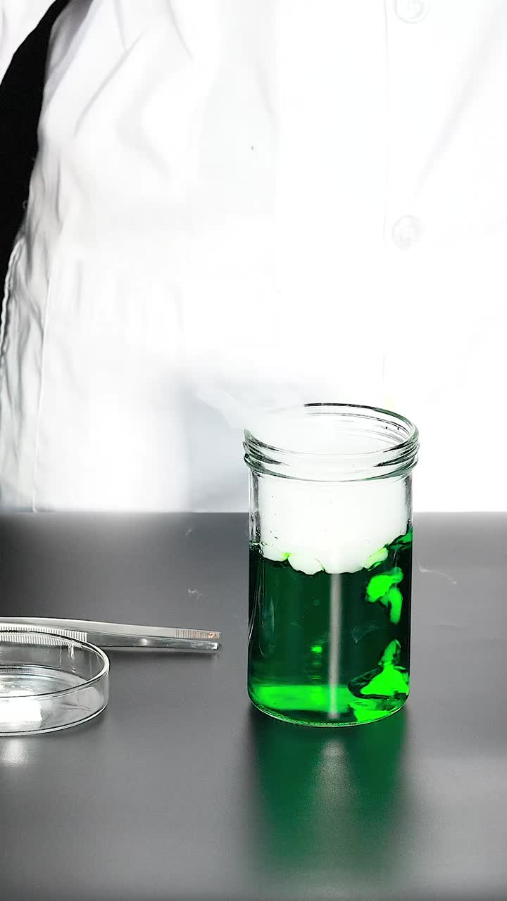 demostrando la reacción del hielo seco con el líquido