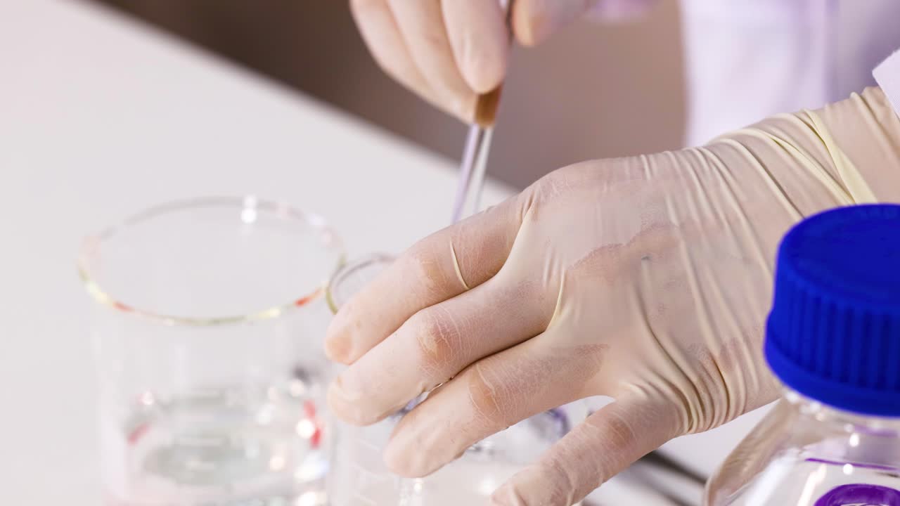 experimento de laboratorio con productos químicos