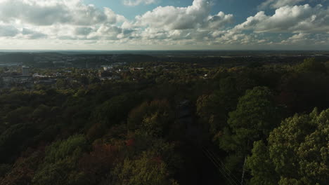 Árboles-De-Otoño-En-El-Monte-Sequoyah-Con-Vistas-Al-Centro-De-Fayetteville-En-Arkansas,-EE.UU.