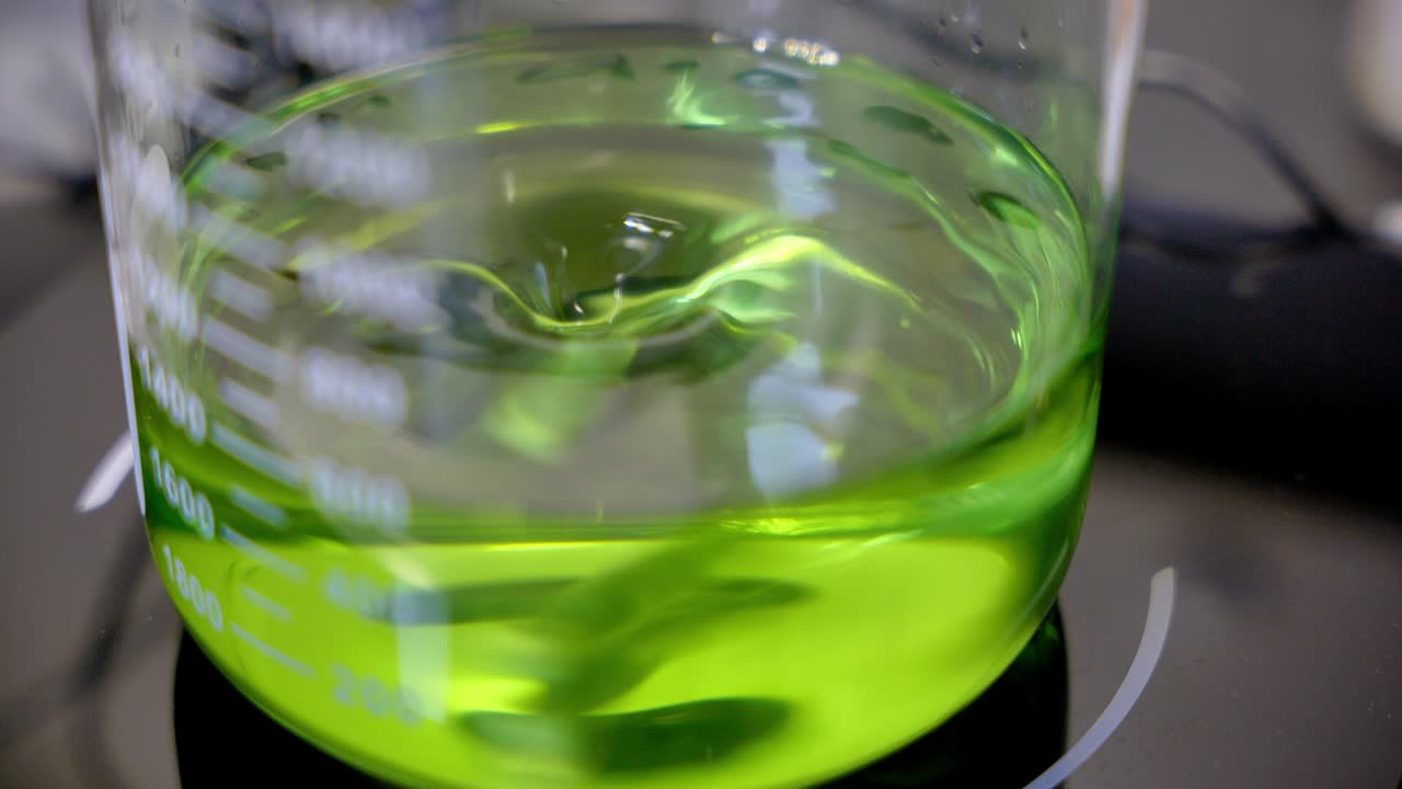 A device for stirring liquids in a laboratory