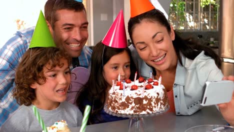 familia celebrando cumpleaños juntos