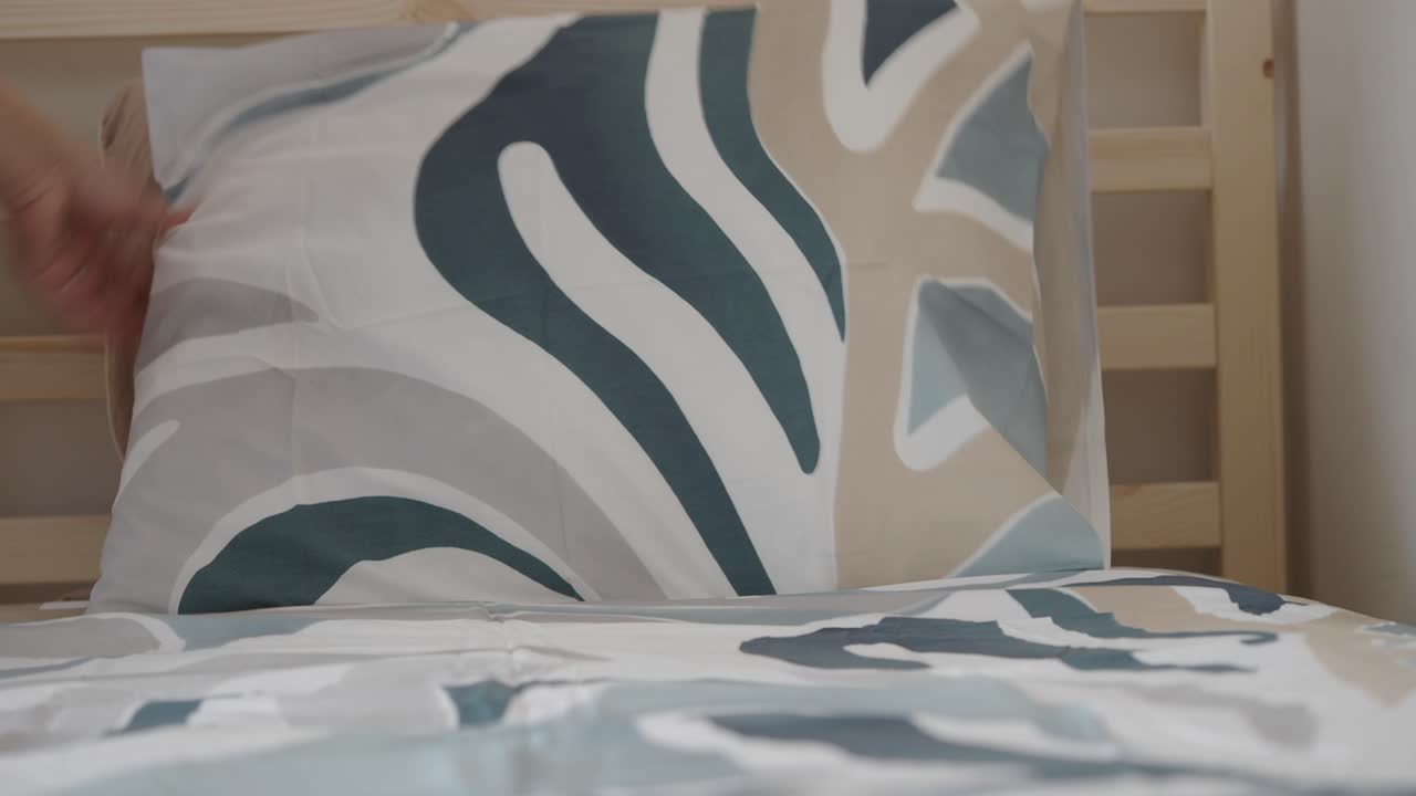 Primo piano di un cuscino su un letto