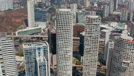 Vista-Aérea-De-Drones-De-Un-Grupo-De-Modernos-Edificios-Altos-En-El-Distrito-De-La-Ciudad-De-Santa-Fe.-Inclinación-Hacia-Arriba-Y-Tiro-Panorámico.-Ciudad-De-México,-México.