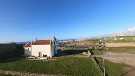 Drone-épico-Fpv-Bajo-Sobre-Las-Olas-Del-Océano-Y-Las-Rocas-Durante-La-Increíble-Puesta-De-Sol-En-La-Costa