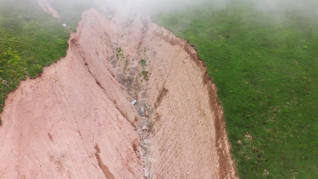 adelante el movimiento del dron en la nube, la hermosa naturaleza, el paisaje brumoso del cañón en verano