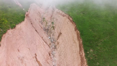 Adelante-El-Movimiento-Del-Dron-En-La-Nube,-La-Hermosa-Naturaleza,-El-Paisaje-Brumoso-Del-Cañón-En-Verano