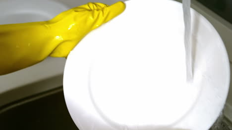mujer limpiando platos