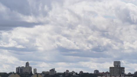 Weiche-Wolken-Ziehen-über-Gebäude,-Wohngebiet,-Drohnenaufnahme.-Majestätische-Natur