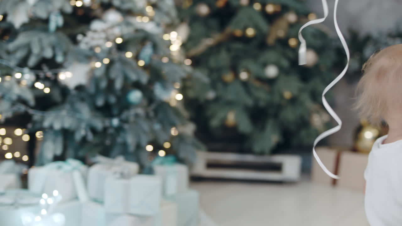 현대 집 에서 풍선 을 치는 작은 소년