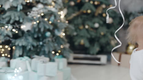 niño pequeño jugando a los globos en una casa moderna