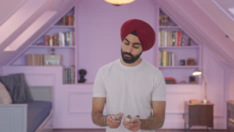 sad sikh hombre indio contando dinero