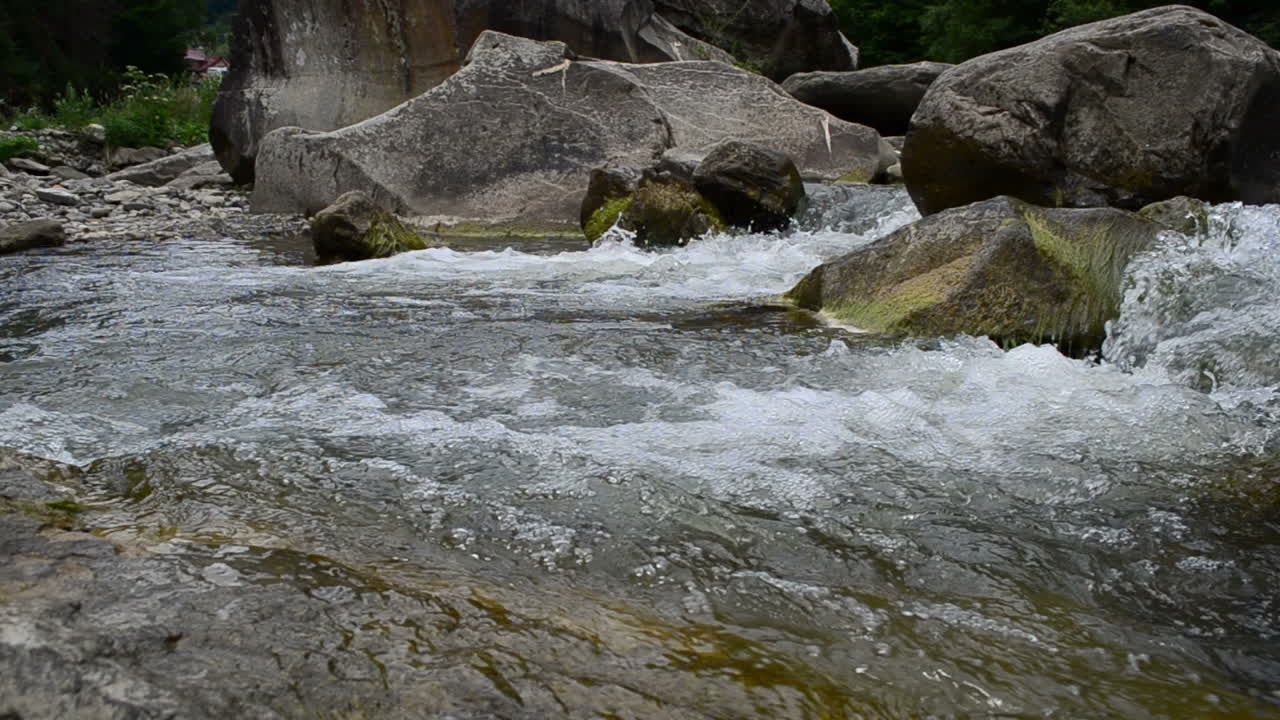 Pietre e fiume di montagna. Corrente del fiume di montagna.