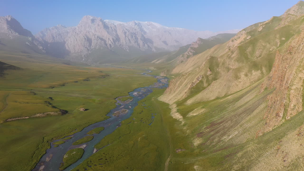 снимок с воздуха, пролетающий над рекой курумдук в киргизии и спускающийся в долину