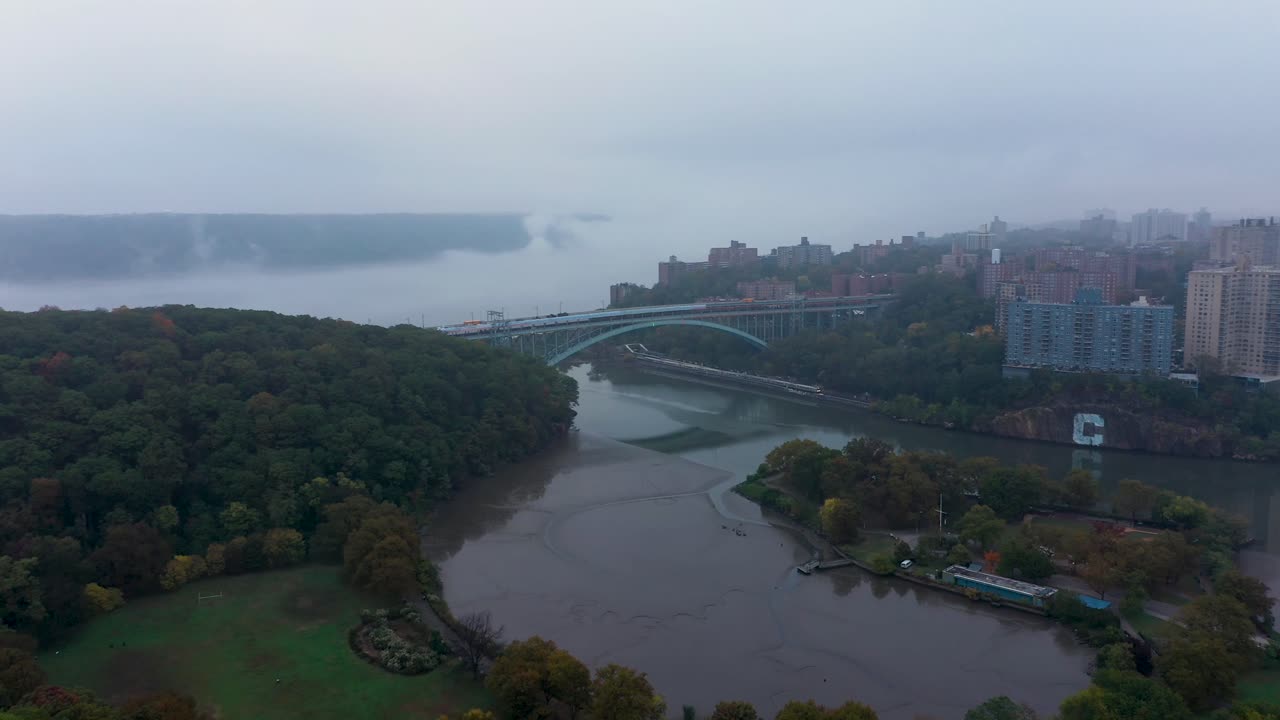 rotazione aerea inversa vicino al ponte henry hudson e spuyten duyvil durante una mattinata molto nebbiosa