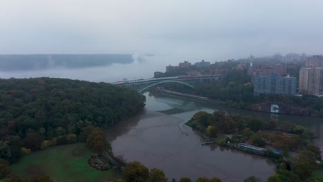 Reverse-Aerial-Spin-In-Der-Nähe-Der-Henry-Hudson-Bridge-Und-Spuyten-Duyvil-An-Einem-Sehr-Nebligen-Morgen
