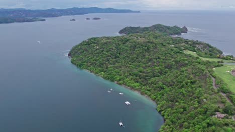 Jicaro-Beach-In-Costa-Rica-Hat-Einen-Perfekten-Wellengang-Für-Familien