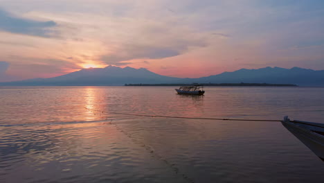 Spektakulärer-Sonnenaufgang-Hinter-Bergen-Auf-Ruhigem-Wasser-In-Bali,-Indonesien