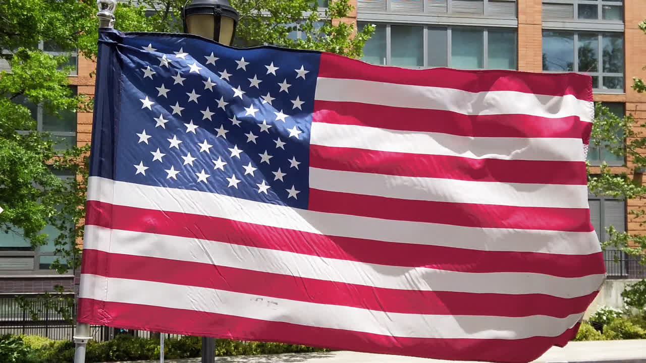 Bandiera americana che sventola con vento forte