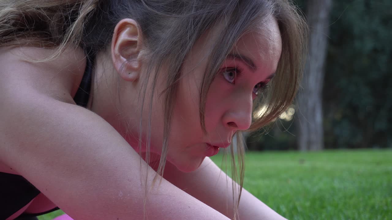 그 소녀는 스포츠, 요가, 스트레칭, 체조, 아침 운동을 하러 간다