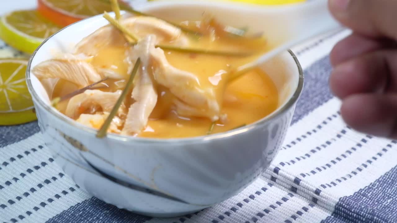 sopa de pollo con tom kha