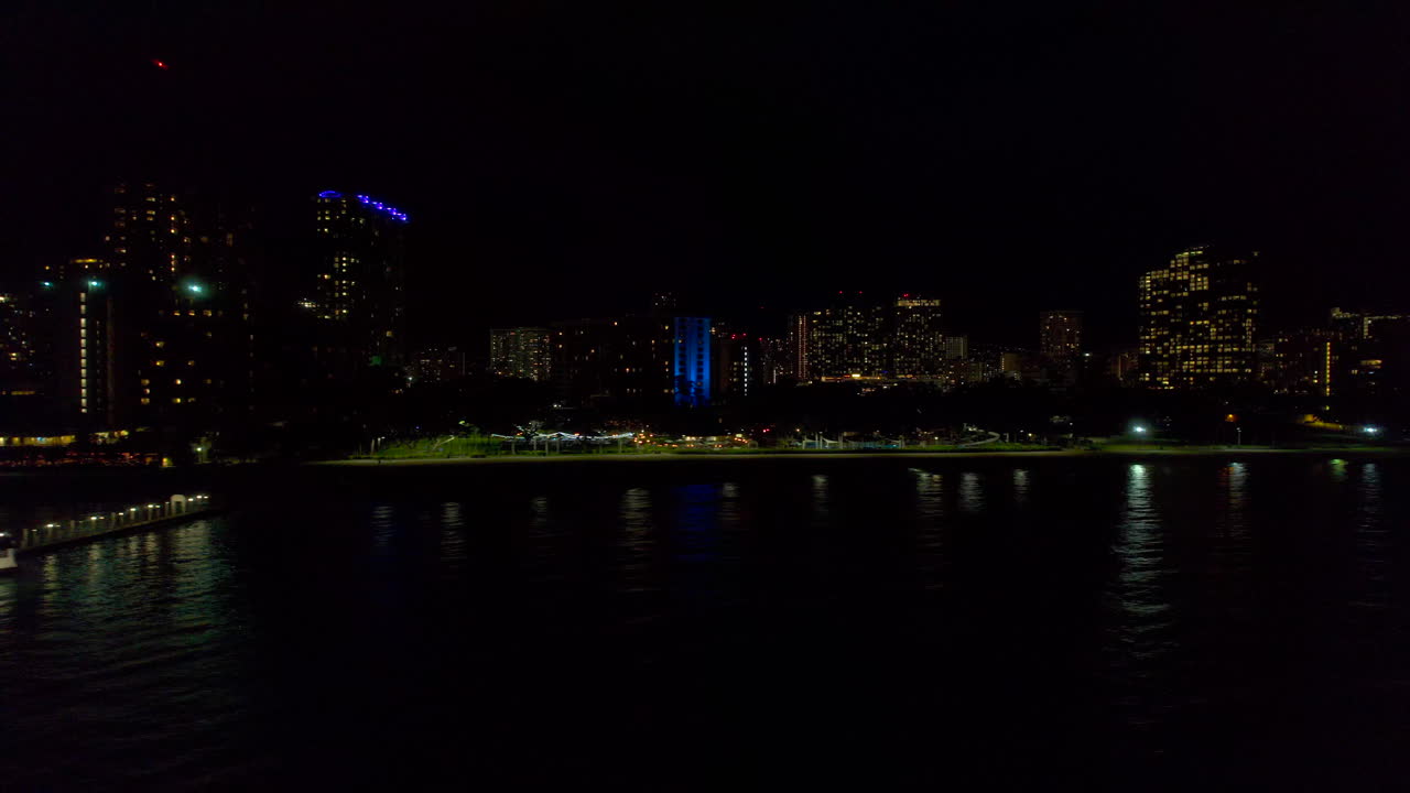 밤 에 호놀루루 하와이 를 따라 해안선 의 왼쪽 에서 오른쪽 으로의 공중 뷰