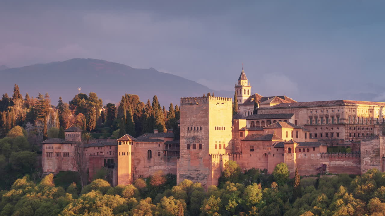 puesta de sol con la alhambra de granada como tema principal