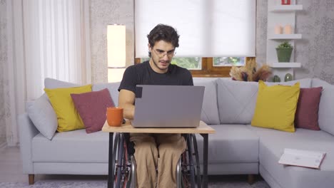 Behinderter-Teenager-Im-Rollstuhl,-Der-Mit-Laptop-Arbeitet.