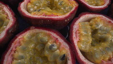 frutas de la pasión giratorias de cerca, maracuya tropical jugosa, frutas exóticas, macro de 4k de arriba