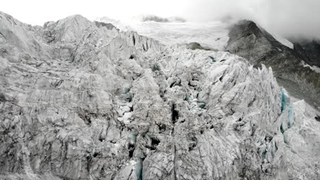 sobrevuelo aéreo hacia y a través de las grietas del glaciar moiry cerca de grimentz en valais, suiza por la tarde