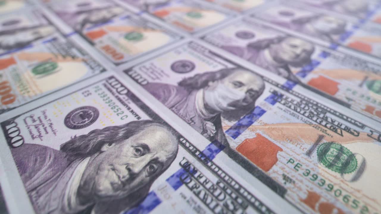 100 dólares en una máscara médica. la economía global durante la pandemia de covid-19. imágenes de alta calidad en 4k