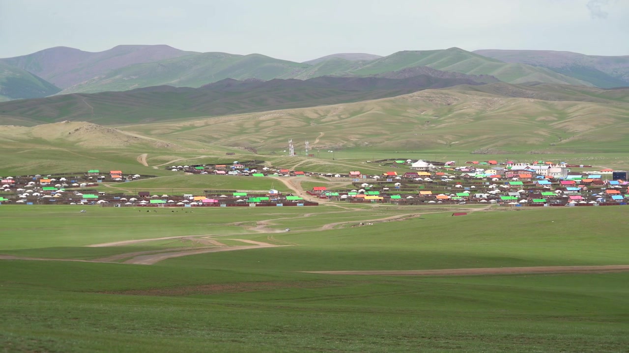 Bozkırda uzak bir Moğol köyünün panoramik görünümü.