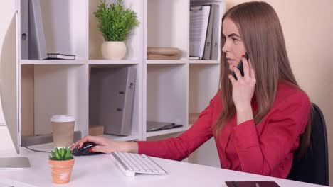 empresario exitoso trabaja en una oficina moderna