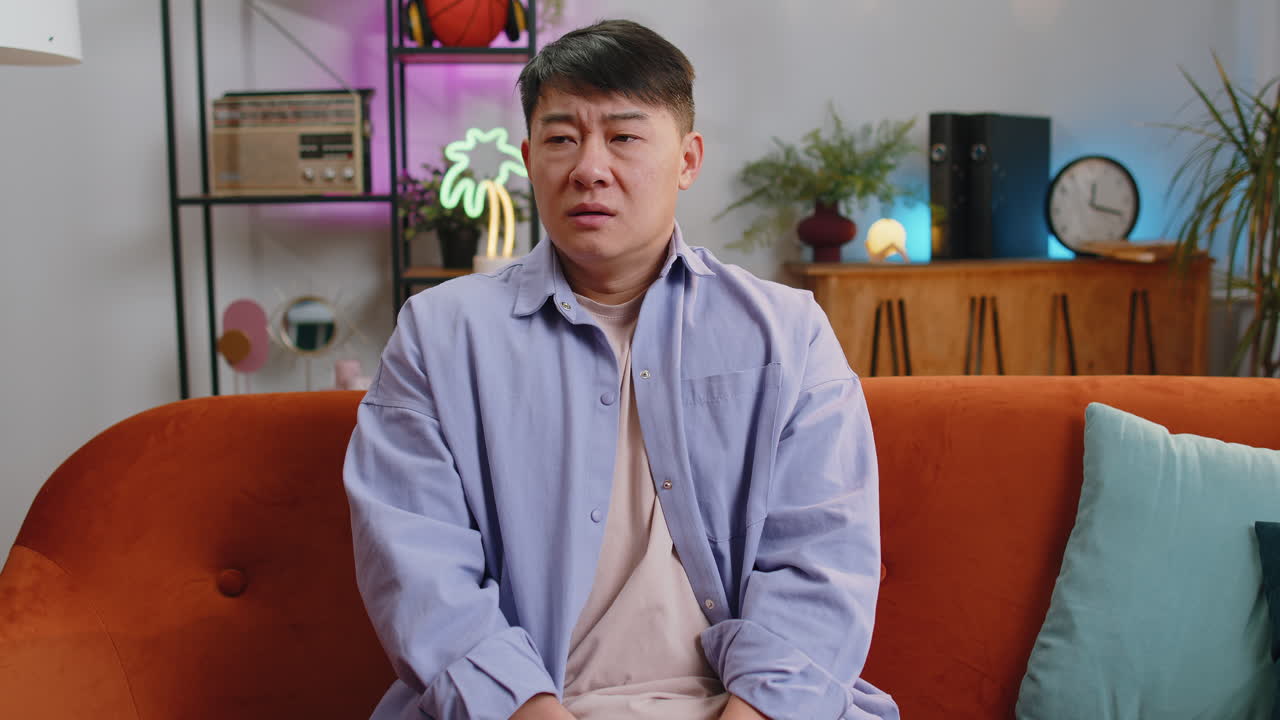 집에 있는 남자가 불공평한 상황으로 고통받고 있습니다. 문제, 헤어짐, 우울증, 나쁜 기분, 번아웃