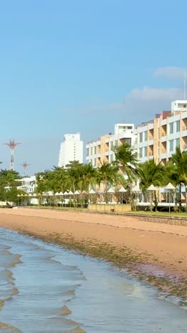 las olas golpean suavemente la orilla arenosa