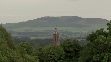 Der-Kirchturm-Ragt-über-Die-Baumgrenze-Hinaus