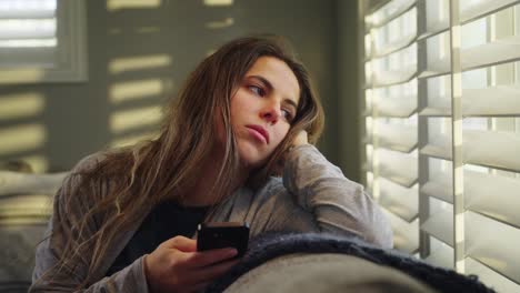 Woman-is-addicted-to-social-media-and-is-depressed