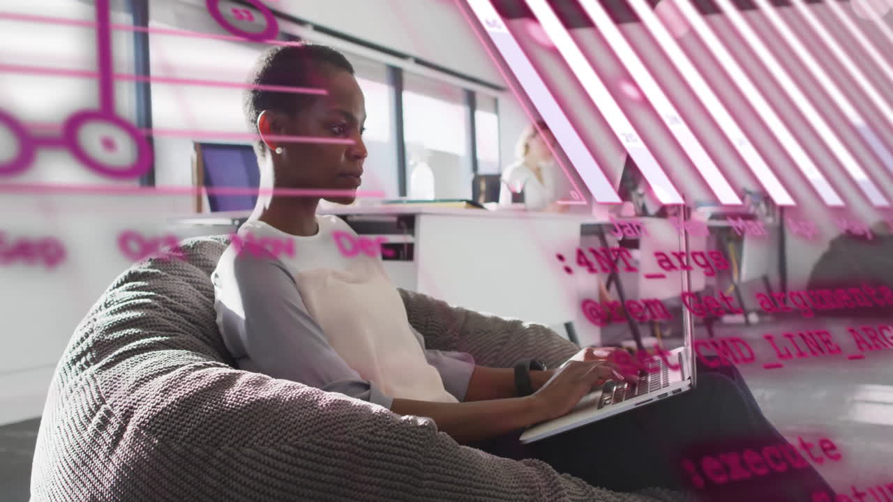 animación del procesamiento de datos financieros sobre una mujer de negocios afroamericana que usa una computadora portátil