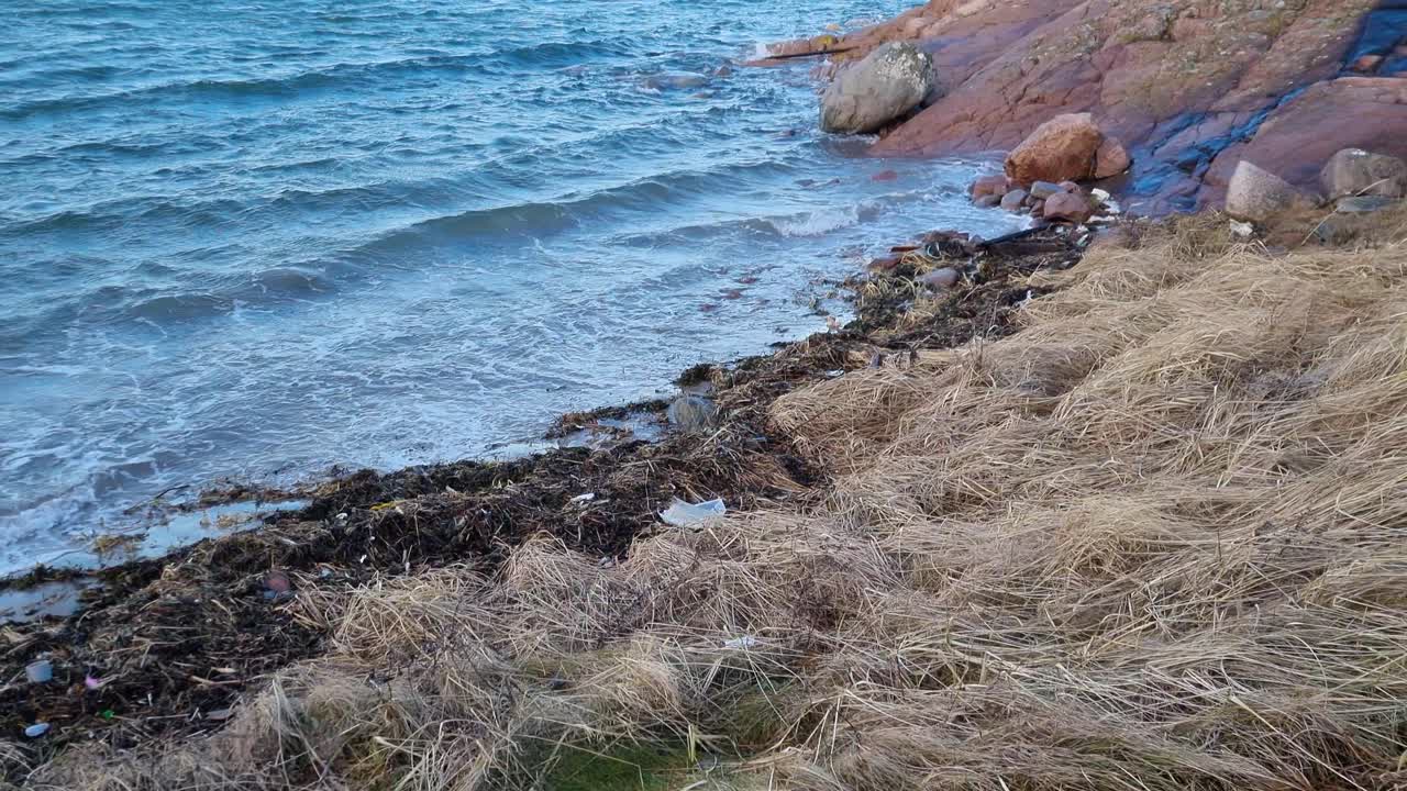 A video from the wescoast of Sweden in a Town called Bovallstrand of a small beach called "Skomakarudden", showing ocean pollution that has washed ashore