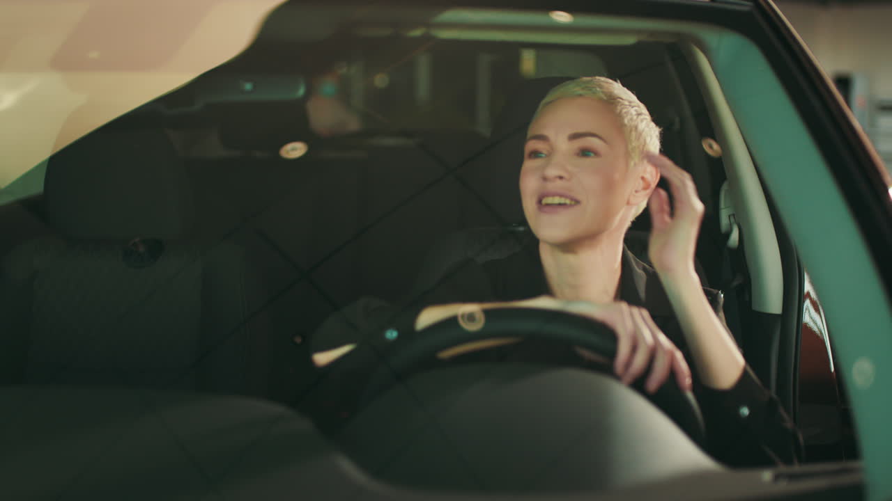 mujer conduciendo un automóvil