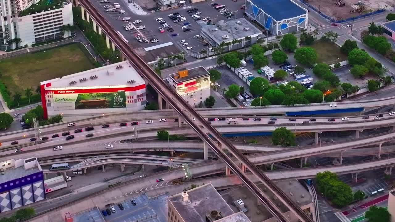 Vista de la ciudad de Miami con autopistas y edificios de día