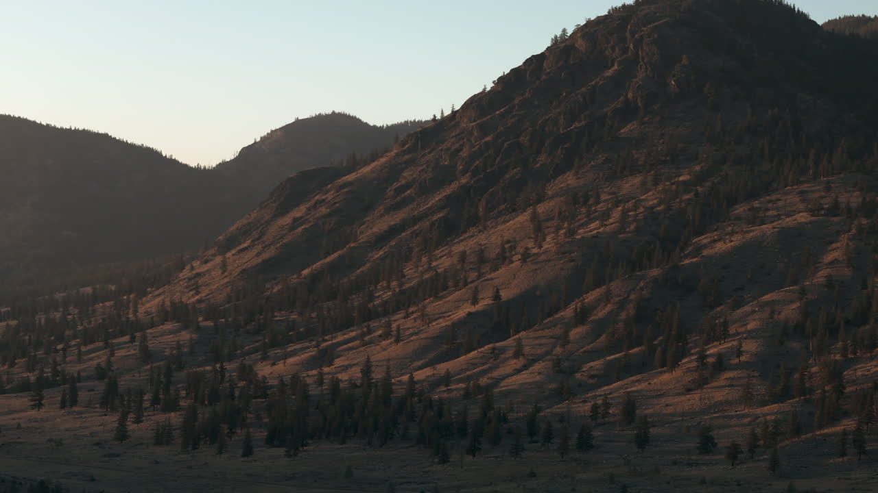 esplendor semiárido: kamloops bañados en luz dorada