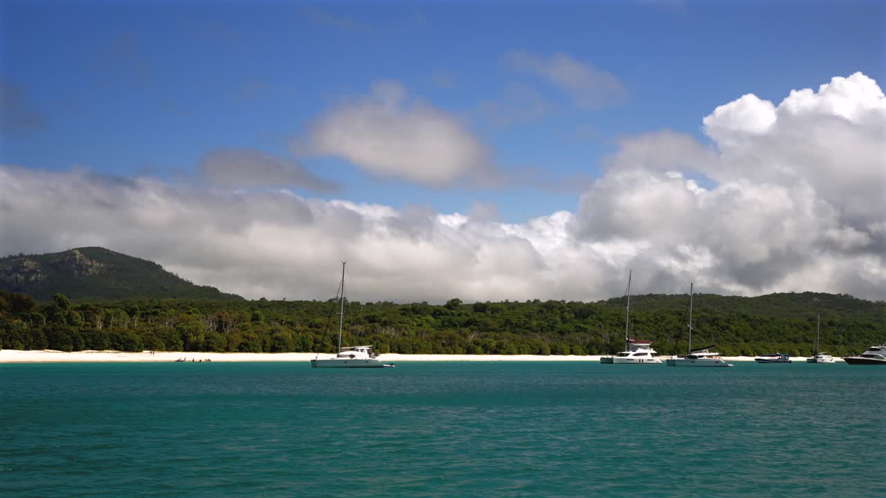 항해 보트, 요트, 보트, 해안선, 화이트헤이븐 해변, 휘튼데이 섬, 빛 구름, 포트 에어리 국립 공원, 오스트레일리아, 오스 드, 외부 그레이트 배리어 리프, 은 파란색, 푸르키즈 바다, 휴가 슬라이드 모션